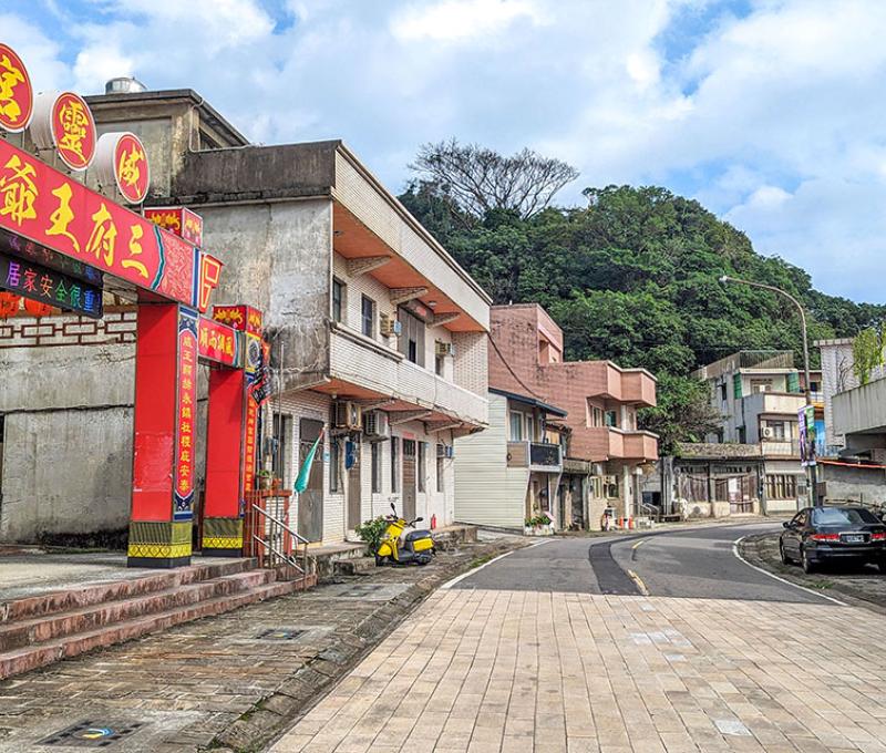 從大馬路可以看到廟，光武坑道入口隱身在廟後。照片拍攝者：林韋伶 / 拍攝日期：2024/1/2