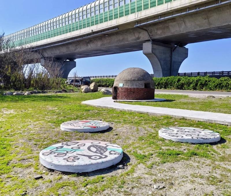 信義公園機槍碉堡與團隊改造後的地方DNA彩繪（照片提供者：林雅婷 / 拍攝日期：2025.02.14）
