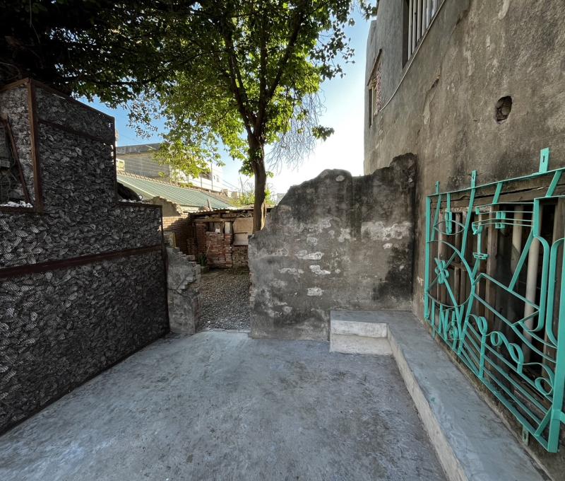 埕裡的富足米香-居民共創蚵殼牆與鍾瑞益先生創作屬於老米店的鐵窗花（照片提供者：林雅婷 / 拍攝日期：2025.02.14）