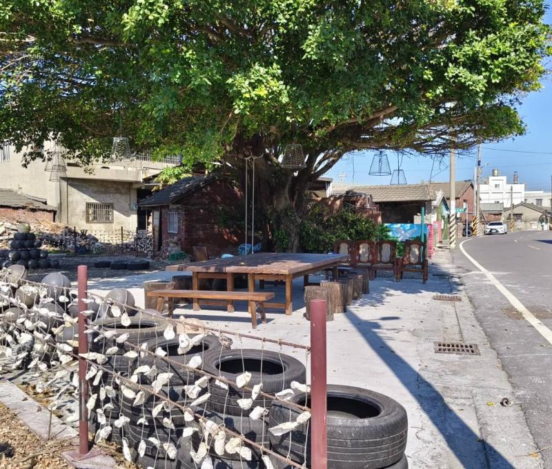 大樹公芳苑客廳-居民共創的蚵殼圍籬（照片提供者：林雅婷 / 拍攝日期：2025.02.14）