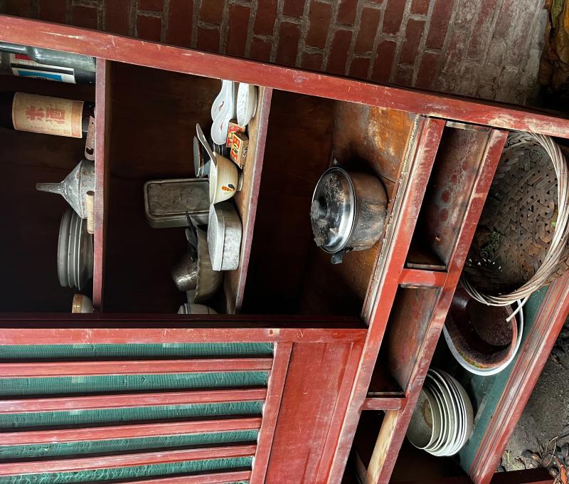 洪添發古厝-廚房裡的菜櫥找到時代的產物（照片提供者：林雅婷 / 拍攝日期：2025.02.14）