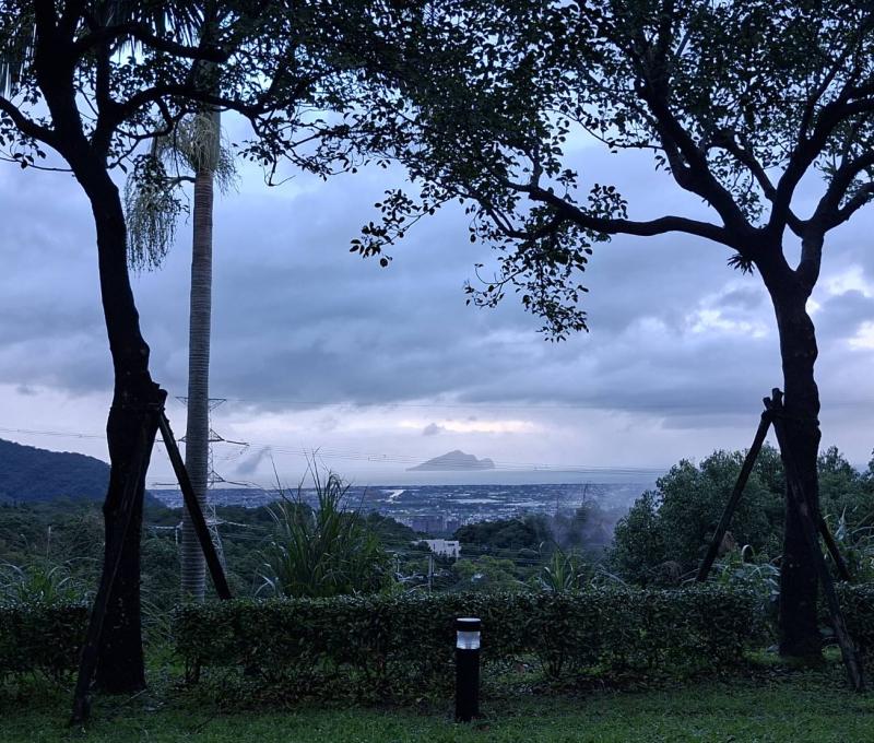 佛光大學雲慧樓候車亭遠眺龜山島（照片提供者：張邵宸、高承佑、楊翰廷、葉侑茹 / 拍攝日期：2025.10.31）