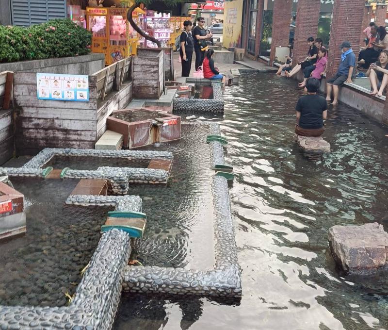 湯圍溝溫泉公園泡腳池(照片提供者：張邵宸、高承佑、楊翰廷、葉侑茹 / 拍攝日期：2025.10.31)