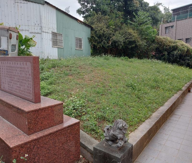李勇墓是有應公墓形式，墓碑以幾塊磚代替
照片拍攝者：謝濡嫃 / 拍攝日期：2023/12/30