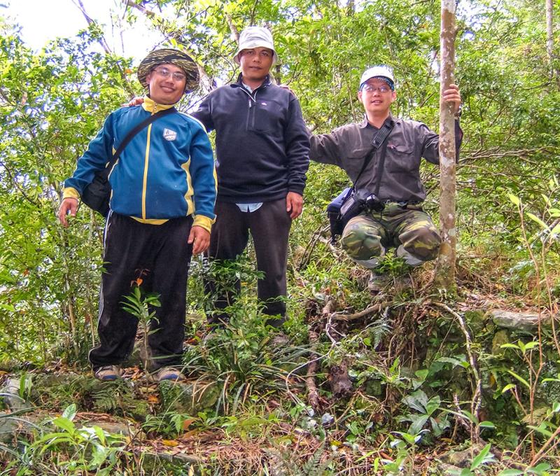 調查人員於古里巴保諾駐在所的入口處合影 照片提供者：原住民族委員會原住民族文化發展中心