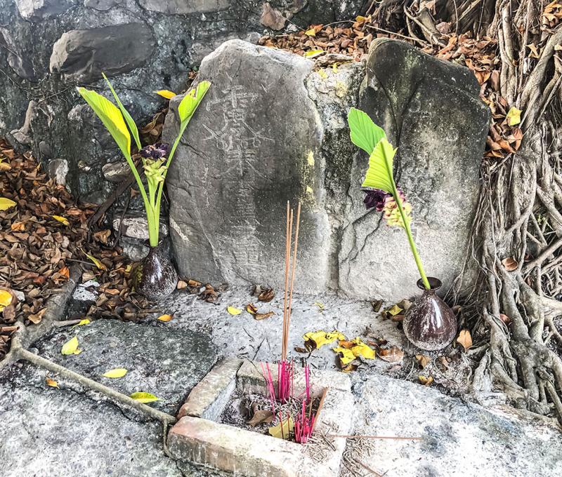 三叢榕土地公廟旁樹下安置的領路頭石碑  照片提供者：原住民族委員會原住民族文化發展中心／拍攝日期：109.11.27
