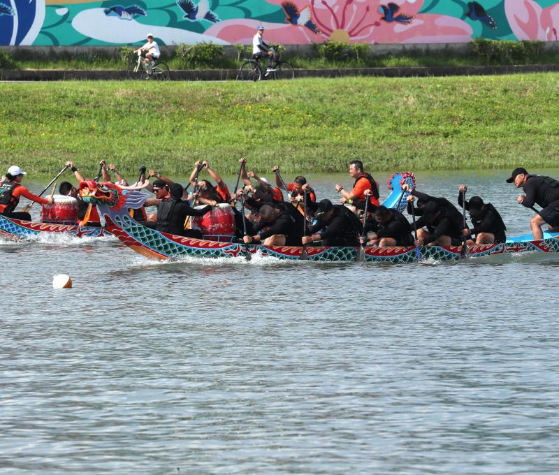 在基隆河大佳河濱公園舉辦的臺北國際龍舟錦標賽。/資料來源:柯金源拍攝(2025年5月31日)。《島都之河》,頁254。 在基隆河大佳河濱公園舉辦的臺北國際龍舟錦標賽。/資料來源:柯金源拍攝(2025年5月31日)。《島都之河》,頁254。