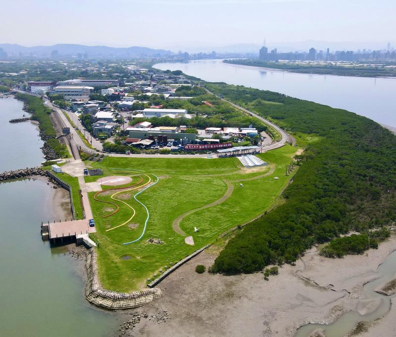 島頭望河:社子島被兩河(淡水河、基隆河)擁抱的綠帶。/資料來源:毛毓翔拍攝(2025年4月23日)。 島頭望河:社子島被兩河(淡水河、基隆河)擁抱的綠帶。/資料來源:毛毓翔拍攝(2025年4月23日)。