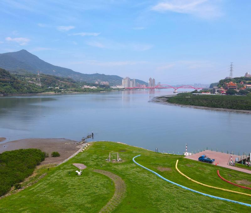 河海交界的緩衝:社子島北端俯瞰關渡隘口。/資料來源:毛毓翔拍攝(2025年4月23日)。 河海交界的緩衝:社子島北端俯瞰關渡隘口。/資料來源:毛毓翔拍攝(2025年4月23日)。