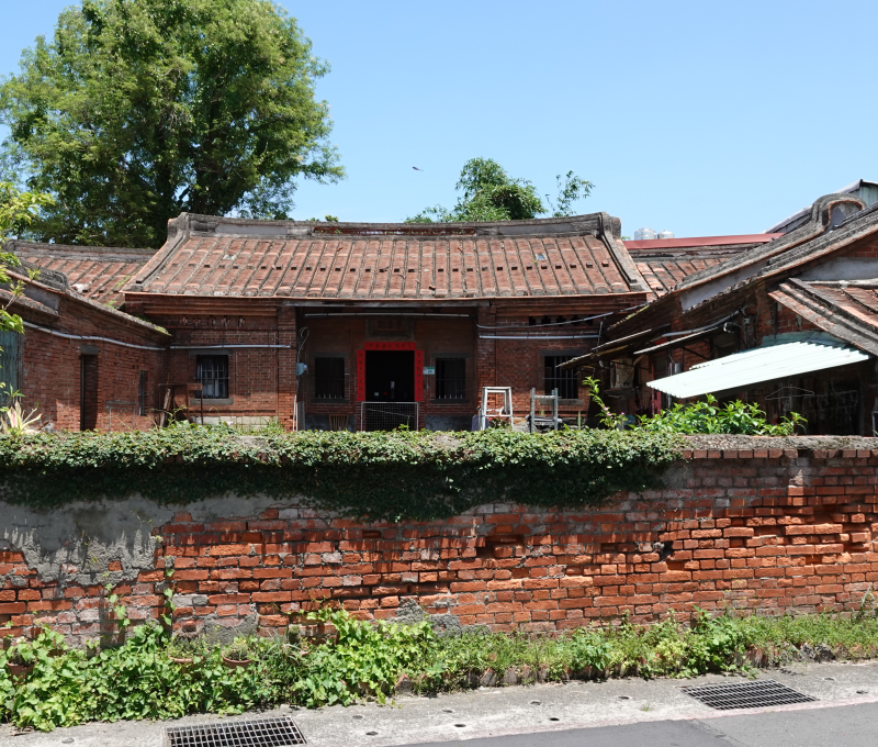 李忠記宅應對洪災,砌高基座,住在磚造的樓房,再起牆蓋屋,地基高度甚至可達一點五公尺/資料來源:毛毓翔拍攝(2025年4月23日)。 李忠記宅應對洪災,砌高基座,住在磚造的樓房,再起牆蓋屋,地基高度甚至可達一點五公尺/資料來源:毛毓翔拍攝(2025年4月23日)。
