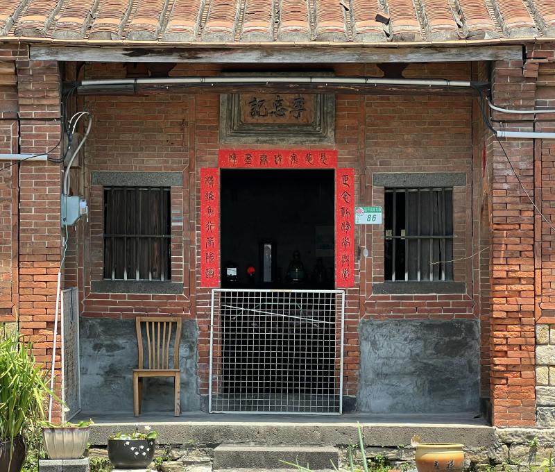 建築形制採五開間「凹壽」配置/資料來源:毛毓翔拍攝(2025年4月23日)。 建築形制採五開間「凹壽」配置/資料來源:毛毓翔拍攝(2025年4月23日)。