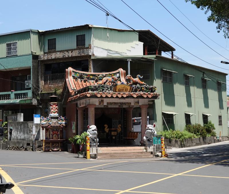 社子島富洲里（浮洲）屬低窪易淹之地，位處淡水河、基隆河之間，昔日多有水流屍漂上岸，因而形成「立廟弭禍、以敬止災」的在地慣習，許英媽廟即是其中之一。／資料來源：毛毓翔拍攝（2025年4月23日）。