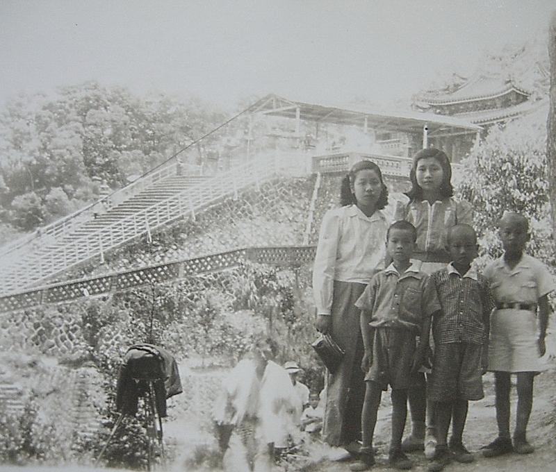 李景光館長小學四年級仙公廟旅遊照片(前方左一是李景光館長)。/提供者:李景光 李景光館長小學四年級仙公廟旅遊照片(前方左一是李景光館長)。/提供者:李景光