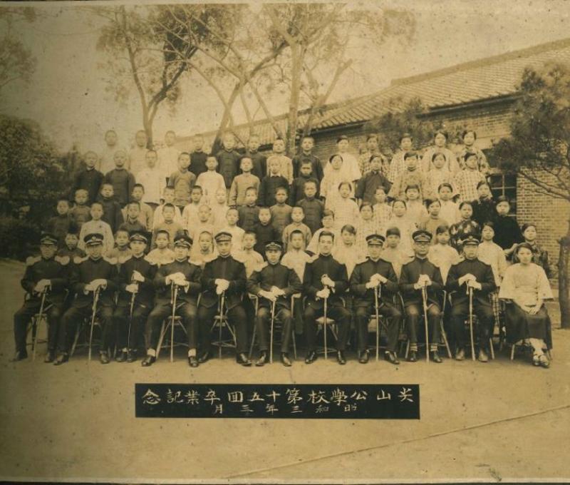 李梅樹與尖山公學校學生之畢業合照。/提供者:李梅樹紀念館 李梅樹與尖山公學校學生之畢業合照。/提供者:李梅樹紀念館