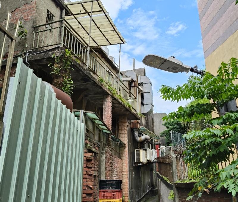 三峽國小小路旁拍攝露臺。/提供者:蔡宗穎 / 拍攝日期:2025.05 三峽國小小路旁拍攝露臺。/提供者:蔡宗穎 / 拍攝日期:2025.05
