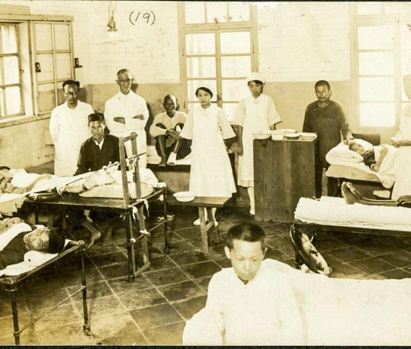 蘭大衛醫生探視手術後的周金耀 照片提供者：彰基文史博物館文史資料庫／拍攝年份：1928