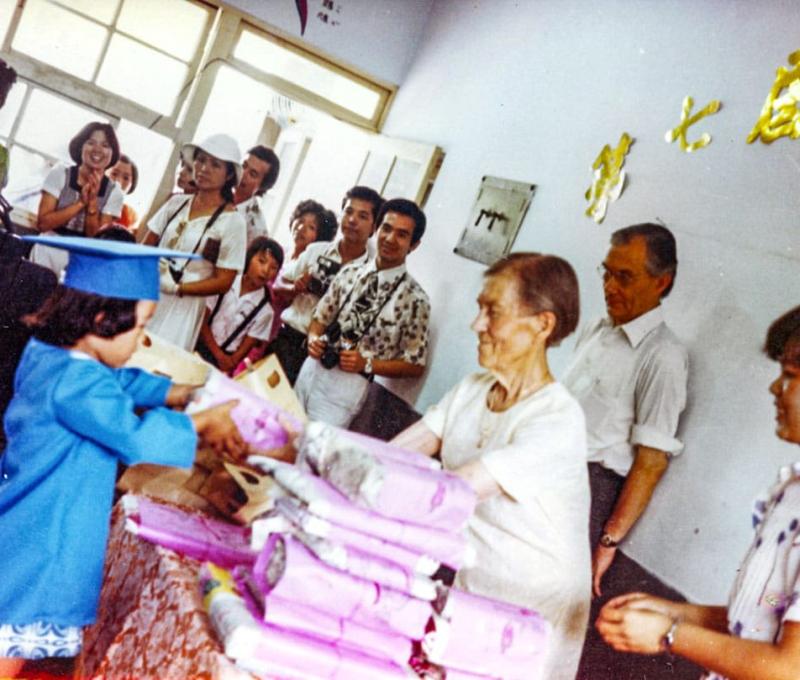 連瑪玉參加瑪玉托兒所第七屆畢業典禮並頒獎  照片提供者：彰基文史博物館藏／拍攝年份：1978