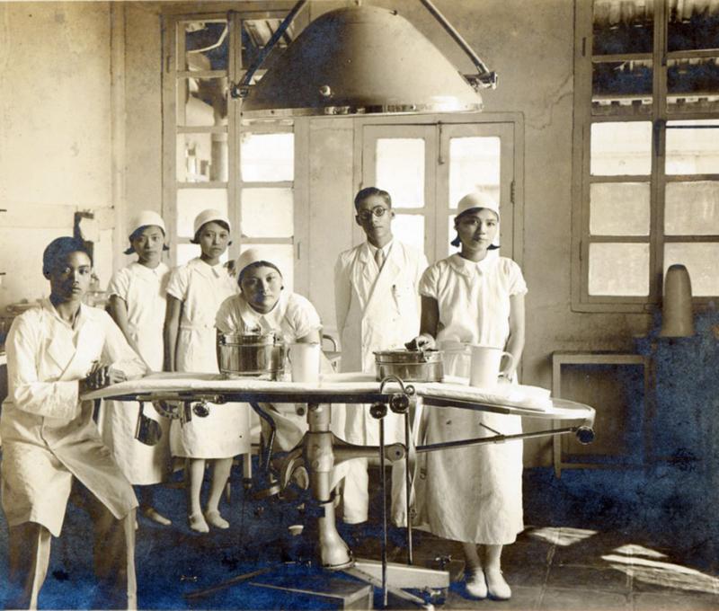 巫瑪玉父母捐贈的無影照光燈記錄照片。典藏者：彰基文史博物館。發佈於《彰基文史博物館文史資料庫》[http://cchhmuseum.org/archive/detail.php?sid=1419] 照片提供者：陳法融 / 拍攝年份：1935照片