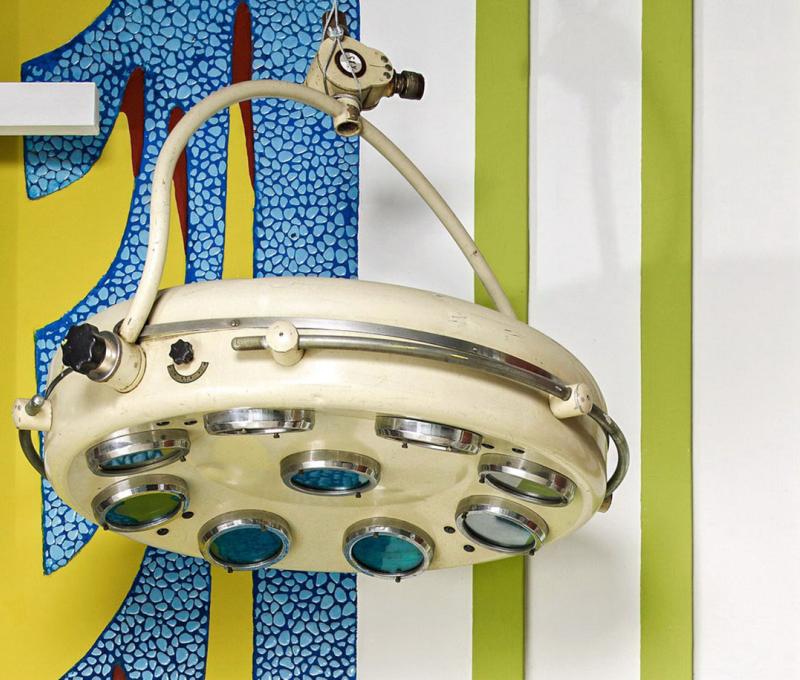 1950年代的無影照光燈。典藏者：SOAS。發佈於《彰基文史博物館文史資料庫》[https://cchhmuseum.org/archive/detail.php?sid=1437] 照片提供者：彰基文史博物館 / 拍攝年份：不詳