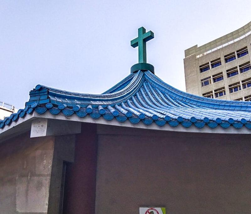 切膚之愛紀念教會的屋頂設計為八角涼亭的中式建築風格，屋頂上的十字架十分醒目 照片提供者：胡其瑞／拍攝年份：2022