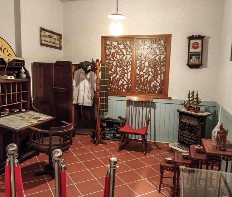 根的故事紀念館原本陳設有欄大弼醫師在英國寓所內的布置（現已撤除）照片提供者：胡其瑞／拍攝日期：2021/4/20