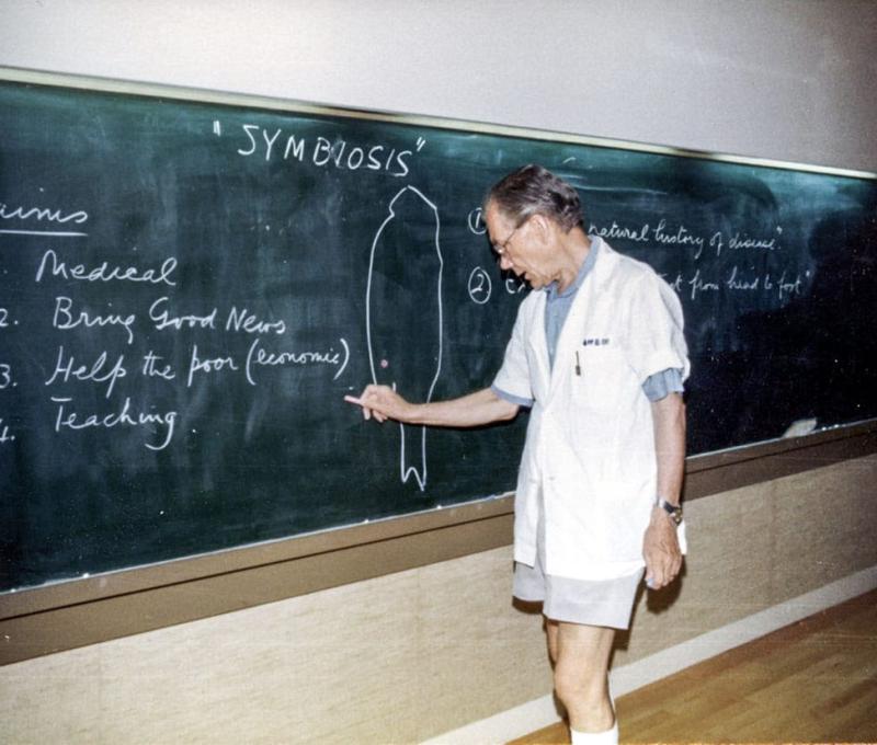 蘭大弼院長定下彰基的營運方針。典藏者：彰基文史博物館。發佈於《彰基文史博物館文史資料庫》[https://cchhmuseum.org/archive/detail.php?sid=784] 照片提供者：彰基文史博物館藏／拍攝年份：1914