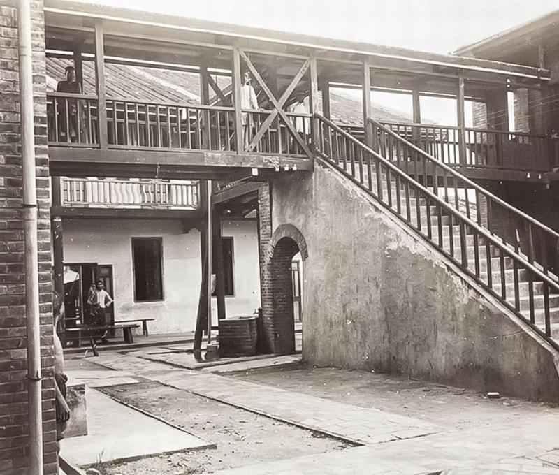 第一代彰基中庭（原作名稱：第一代醫院中庭。典藏者：彰基文史博物館。發佈於《彰基文史博物館文史資料庫》[http://cchhmuseum.org/archive/detail.php?sid=925]）照片提供者：彰基文史博物館藏／拍攝年份：1920