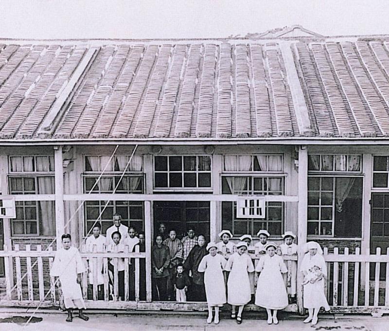 1930年代第一代醫院後棟一層樓建築及婦科。典藏者：彰基文史博物館。發佈於《彰基文史博物館文史資料庫》[http://cchhmuseum.org/archive/detail.php?sid=928] 照片提供者：彰基文史博物館藏／拍攝年份：1930