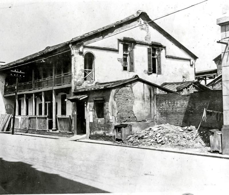 第一代彰化基督教醫院二戰時受到到轟炸後的破舊荒廢景象。典藏者：彰基文史博物館。發佈於《彰基文史博物館文史資料庫》[http://cchhmuseum.org/archive/detail.php?sid=930] 照片提供者：彰基文史博物館藏／拍攝年份：1945