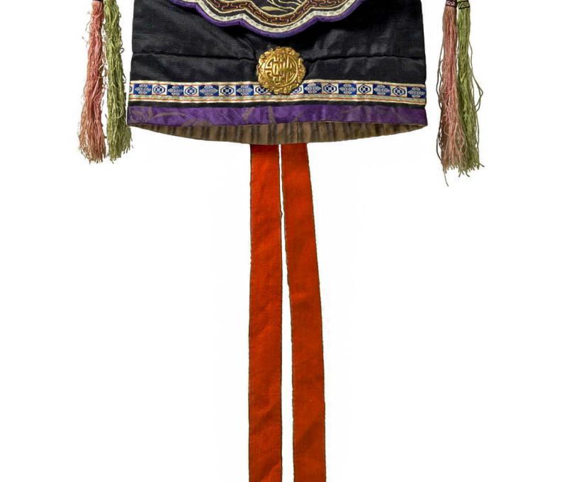 鹿港藝師手作，由彰化仕紳及朋友聯合送給蘭大弼的滿月禮童帽。 照片提供者：彰基文史博物館文史資料庫 / 拍攝年份：1914