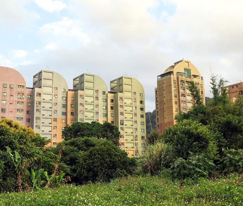 社區大樓矗立在頭寮城。照片拍攝者：林炯任 / 拍攝日期：2021/4/24