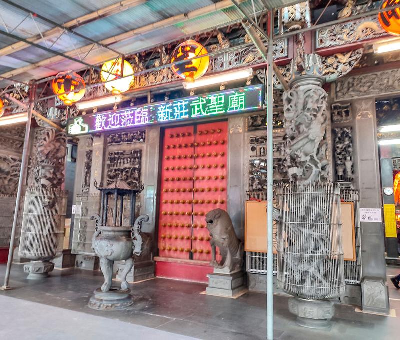 武聖廟大門沒有門神而是乳丁。照片拍攝者：海山文史團隊