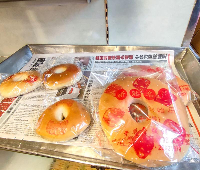 以及在新莊大拜拜給神的平安餅。照片拍攝者：海山文史團隊