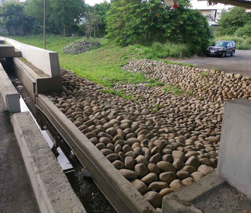 03 舊港島防洪設施，使得島頭至島尾有了完整的帶狀分階滯洪功能，整體呈現出水道及土地共同分擔洪水的綜效。/提供者: 島港豐巢
 03 The old Hong Kong Island flood control facilities have created a complete strip-shaped tiered flood detention function from the head to the tail of the island, presenting an overall effect of waterways and land sharing the flood burden./Provided by Dao Gang Feng Chao