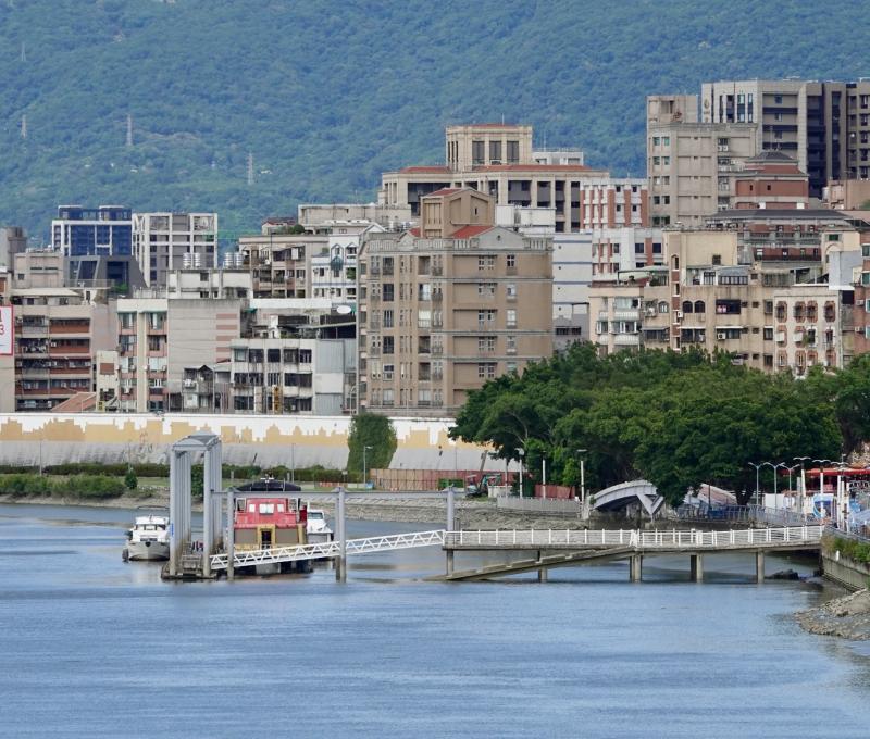 從忠孝橋遠眺大稻埕碼頭與防洪牆。(照片提供者:毛毓翔 / 拍攝日期:2025/09/16) 從忠孝橋遠眺大稻埕碼頭與防洪牆。(照片提供者:毛毓翔 / 拍攝日期:2025/09/16)
