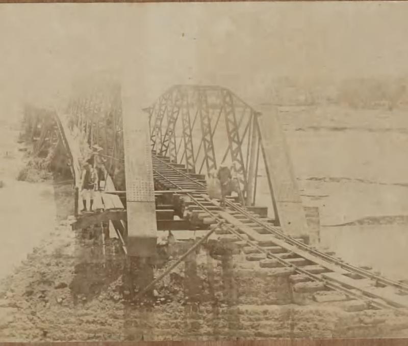 1898 年8 月臺北風水災害後的臺北橋。資料來源:〈台湾風水害写真〉(1898年9月),日本宮內廳書陵部圖書寮文庫典藏,識別號:B8・120。 1898 年8 月臺北風水災害後的臺北橋。資料來源:〈台湾風水害写真〉(1898年9月),日本宮內廳書陵部圖書寮文庫典藏,識別號:B8・120。