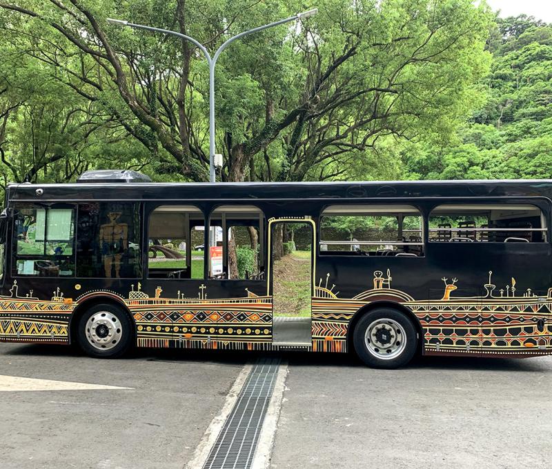遊園車: 圖騰風格 /磊勒丹(排灣族) Totems - by Reretan Pavavalung /Paiwan 照片拍攝者：原住民族委員會原住民族文化發展中心 / 拍攝日期：2022