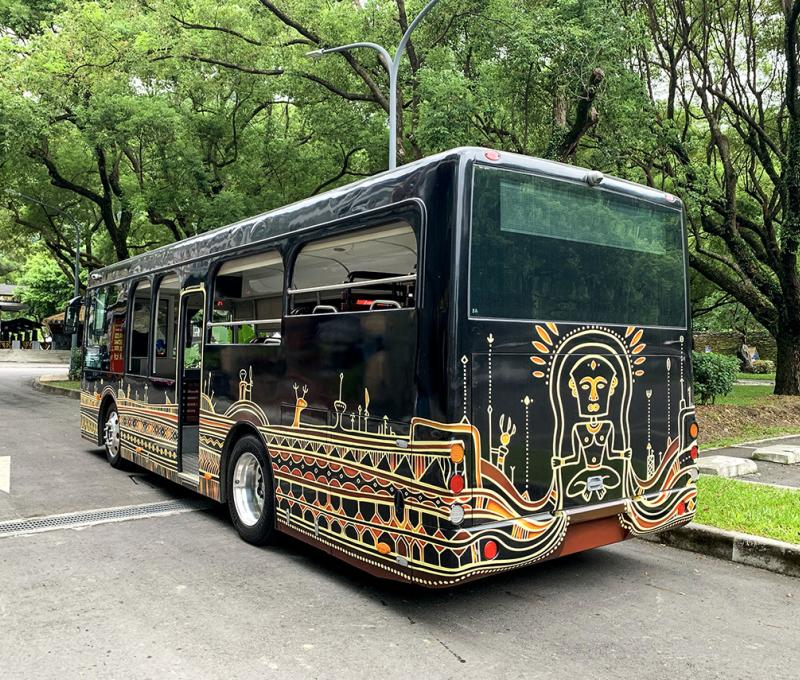 遊園車: 圖騰風格 /磊勒丹(排灣族) Totems - by Reretan Pavavalung /Paiwan 照片拍攝者：原住民族委員會原住民族文化發展中心 / 拍攝日期：2022