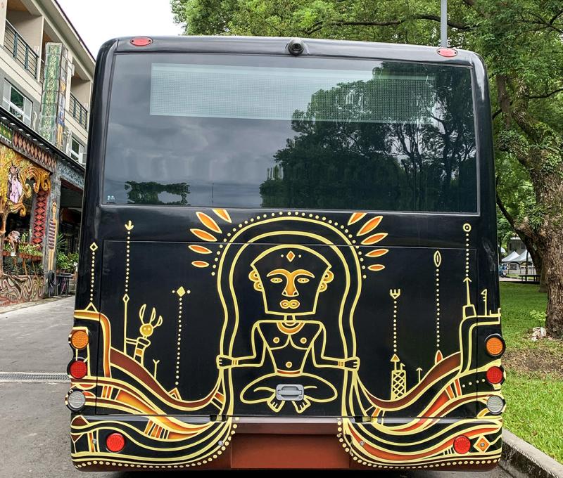 遊園車: 圖騰風格 /磊勒丹(排灣族) Totems - by Reretan Pavavalung /Paiwan 照片拍攝者：原住民族委員會原住民族文化發展中心 / 拍攝日期：2022