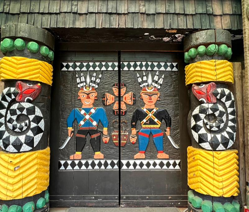 娜麓灣區的歌舞館大門 Naluwan District - Theater front door 照片拍攝者：原住民族委員會原住民族文化發展中心 / 拍攝日期：2022