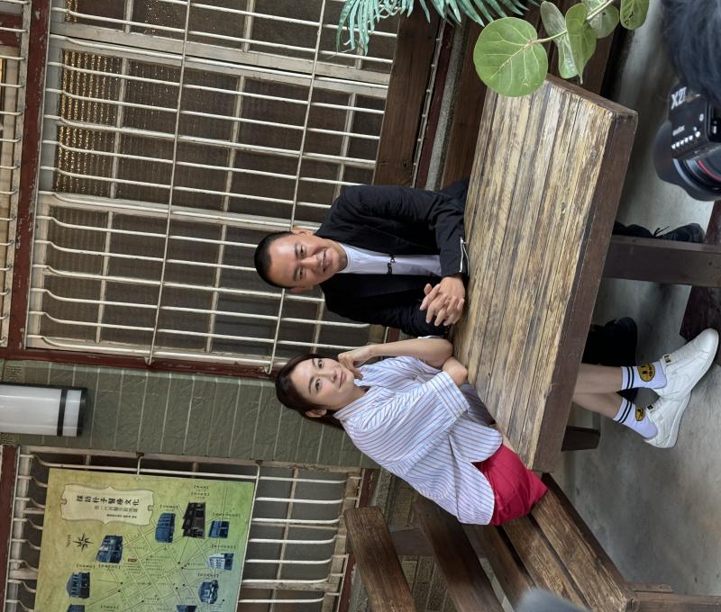 演員於店外拍攝照片 照片提供者：黃崇哲/拍攝日期：2023/12/16