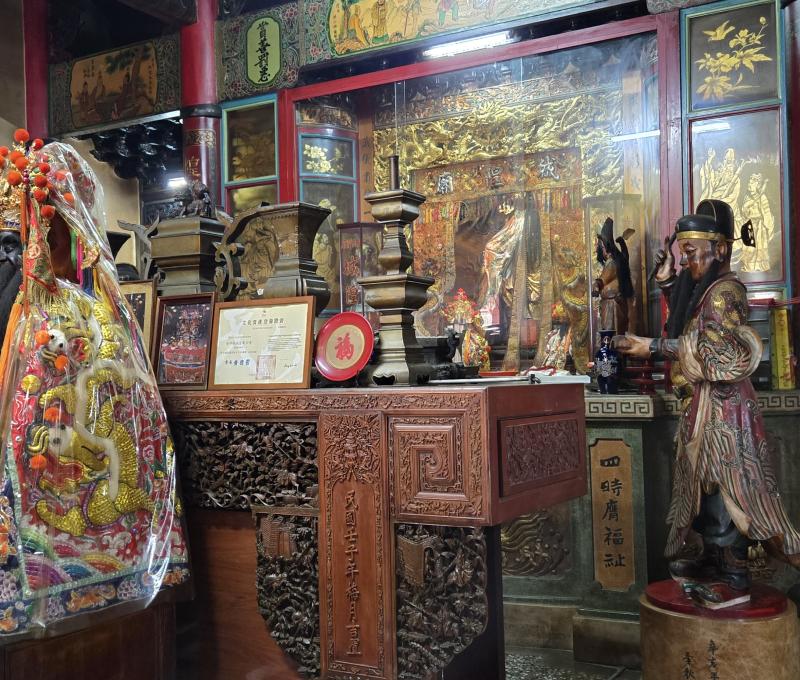 城隍爺左右兩側還有文武判官(照片提供者：街密小組 / 拍攝日期：2025/6/16)