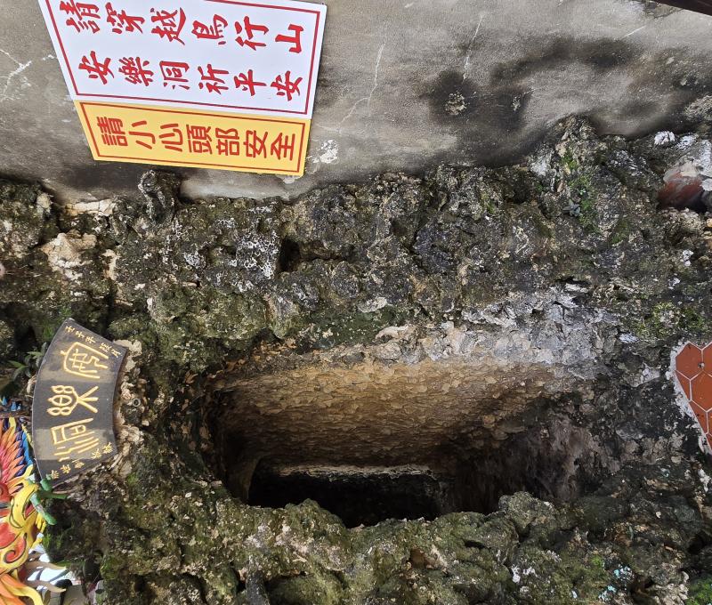 廟的二樓為清雲寺，有鳥形山安樂洞造景(照片提供者：街密小組 / 拍攝日期：2025/6/16)