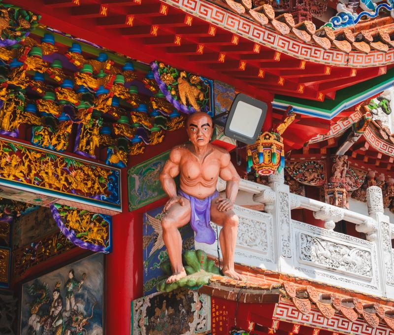 廟宇一角有「憨番扛樑」的裝飾(照片提供者：街密小組 / 拍攝日期：2025/6/28)