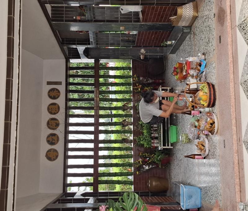 夜祭期間族人在大公廨準備祭品(照片提供者：街密小組 / 拍攝日期：2025/11/6)