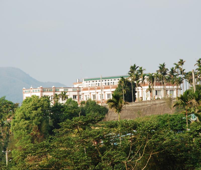 遠眺雄踞於凍頂山的鹿鼎莊（照片提供者：余舜德 / 拍攝日期：2006）