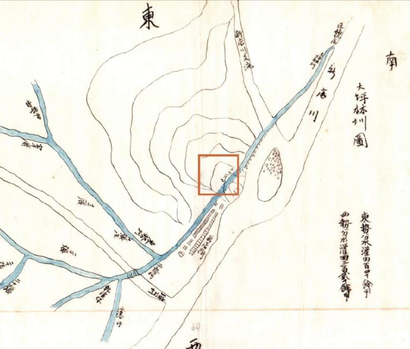 大坪林圳往北經過一處小山，其上標示「????」處就是引水石腔（紅框）。圳道經過新店街後又分東勢、西勢兩支，西勢圳則越過?公圳圳道。／資料來源：〈臺灣公共埤圳規則?件〉（1899），《臺灣總督府公文類纂》，中央研究院臺灣史研究所檔案館典藏，識別號：T0797_02_251_0001。顧雅文、李宗信、簡佑丞，《島都之河》（臺中：經濟部水利署水利規劃分署，2025），頁83。