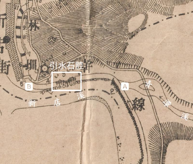 1918 年〈瑠公圳及大坪林圳圳路圖〉（局部）：北方朝上，白框處為引水石腔，A至B段為郭錫?開鑿石腔前首先試圖興築明渠的位置。／資料來源：〈水圳及大坪林圳圳路圖〉（1918），農業部農田水利署瑠公管理處（原瑠公農田水利會）典藏。顧雅文、李宗信、簡佑丞，《島都之河》（臺中：經濟部水利署水利規劃分署，2025），頁83。