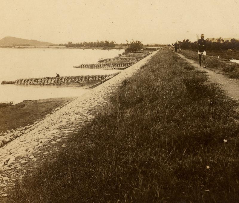 大正14年9月(1925.09)新店堤防一號舊照／資料來源：《大正十四年九月暴風雨淡水河沿岸概況攝影》（1925.09），經濟部水利署水利規劃分署典藏，典藏號：wra00075。