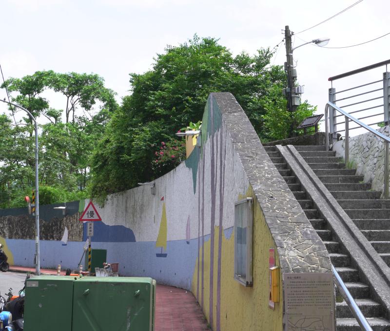 新店路底旁爬上階梯即見新店堤防一號／照片提供者：毛毓翔 / 拍攝日期：2025/05/27